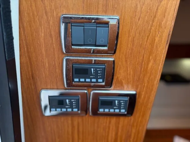 Galene Yacht Photos Pics 3 - HVAC Unit controls IMG_1536.jpg