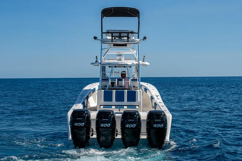  Yacht Photos Pics 2020 Front Runner 39 boat with four 400 horsepower engines on open sea.