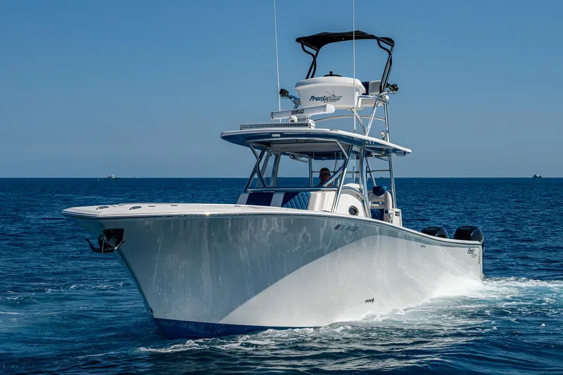  Yacht Photos Pics Front Runner 39 boat cruising on open sea, 2020 model, clear blue sky.