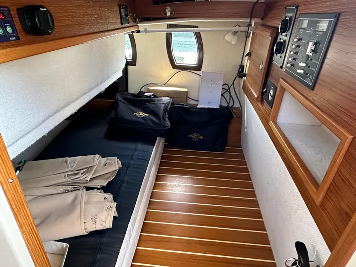  Yacht Photos Pics Interior of 2023 Ranger Tugs R-29 S yacht cabin.