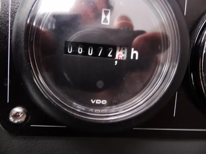 Aquaholic Yacht Photos Pics Hour meter of a 2019 Leopard 50 showing 607.2 hours.