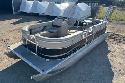 SunChaser Oasis 820 Pontoon
