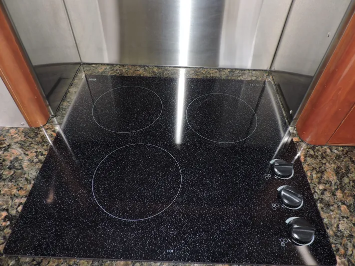  Yacht Photos Pics Ceramic cooktop with three burners on Carver 56 Voyager SE, 2010 model.