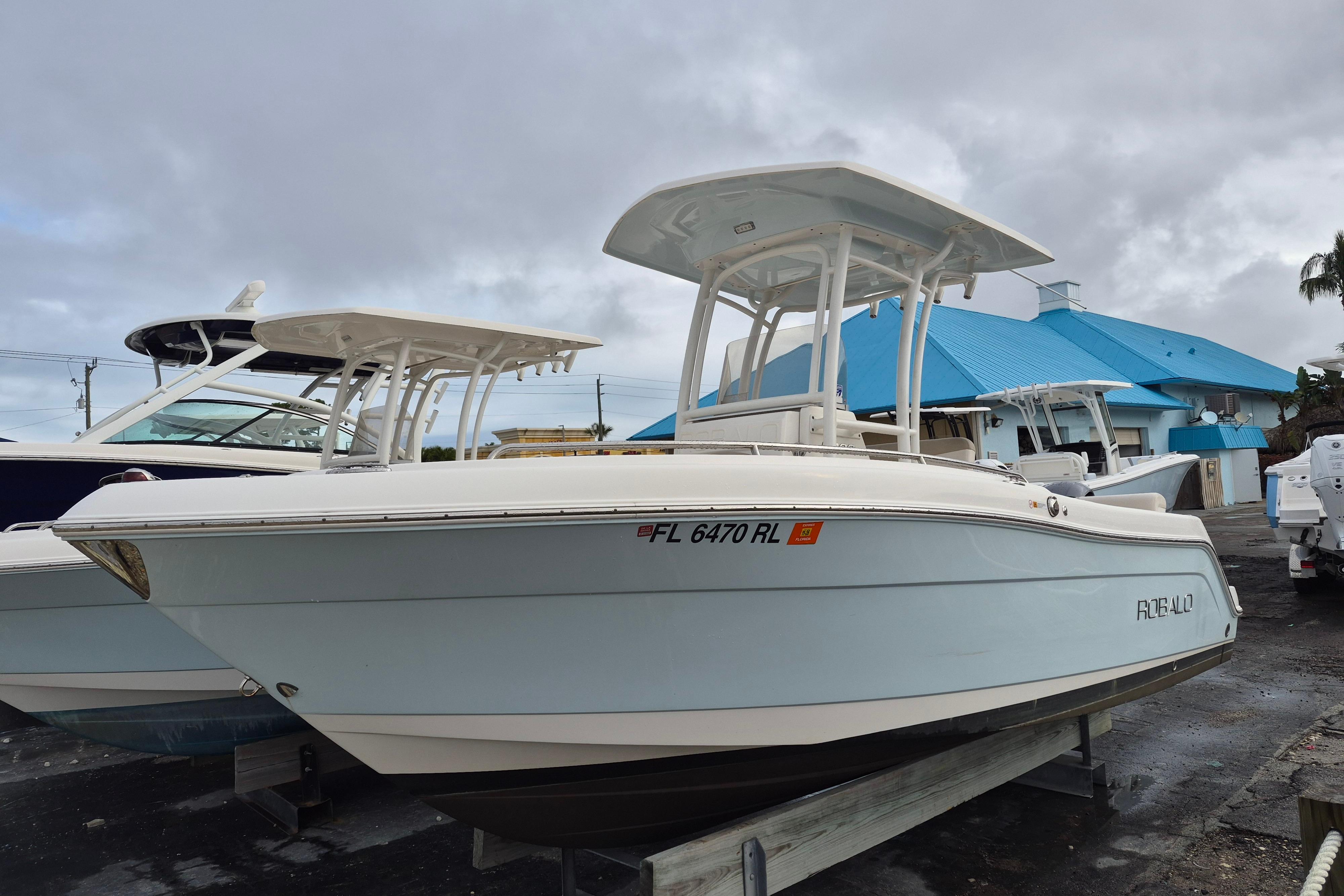2017 Robalo R222 Center Console - Image 1