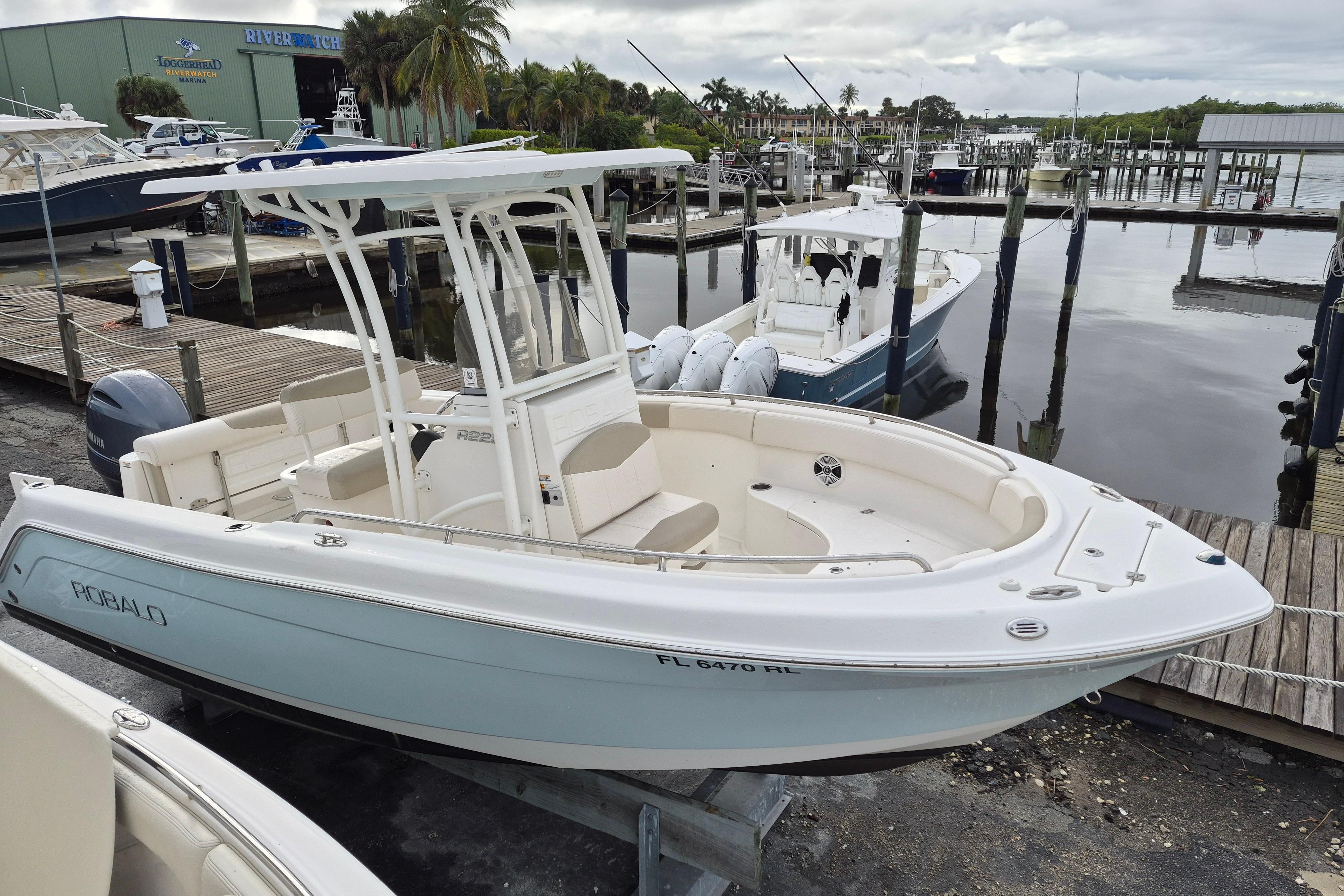 2017 Robalo R222 Center Console - Image 2