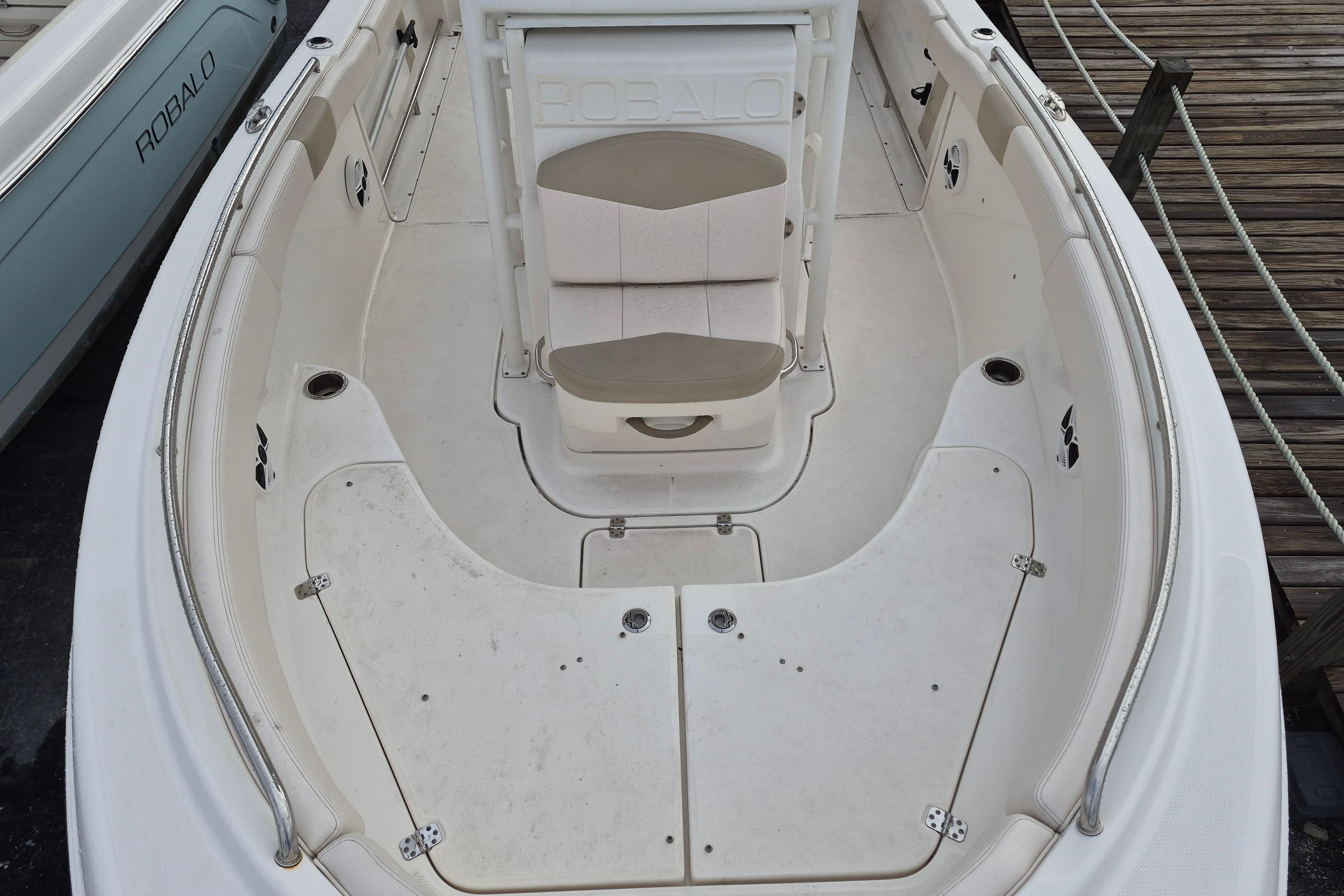 2017 Robalo R222 Center Console - Image 6