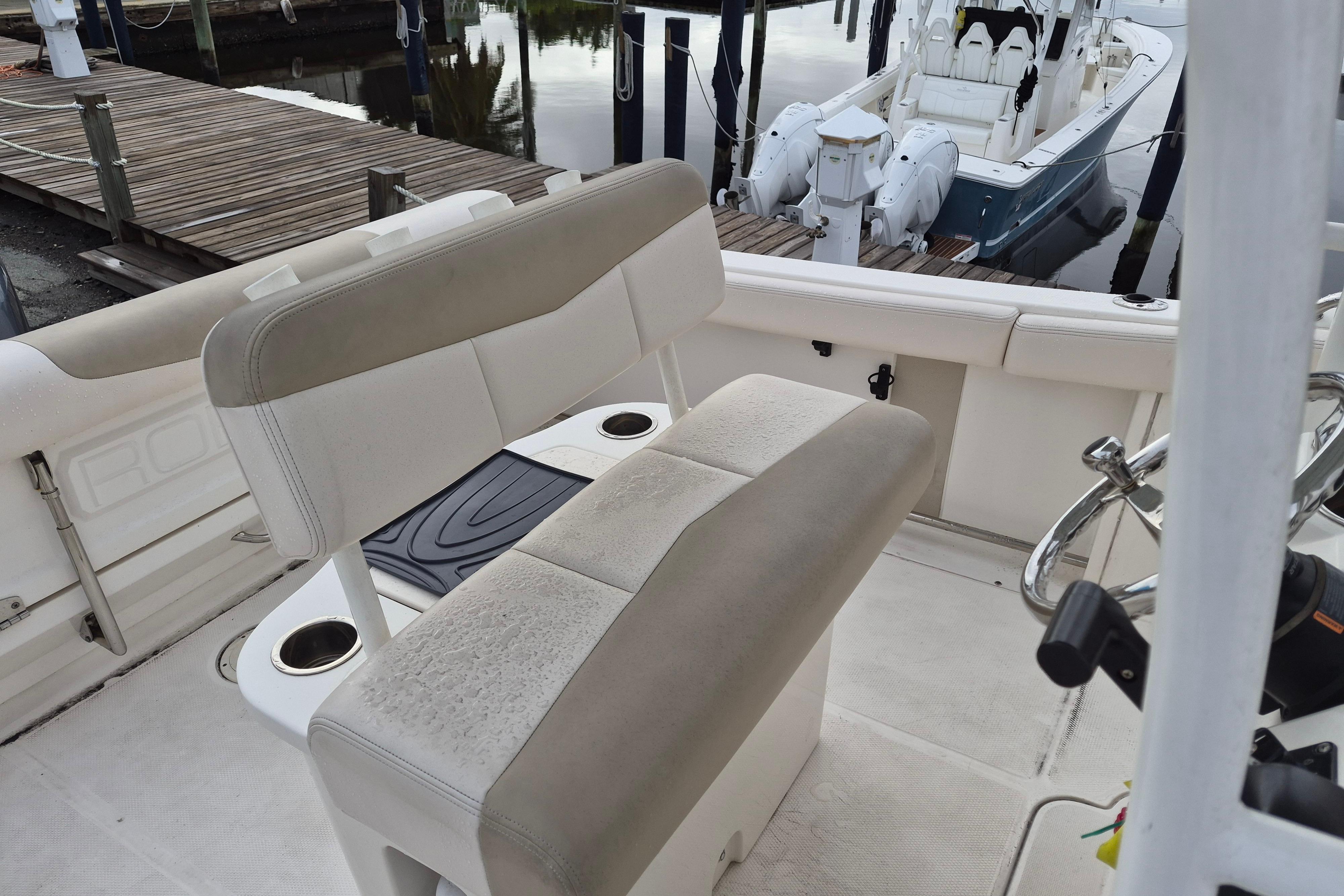 2017 Robalo R222 Center Console - Image 10