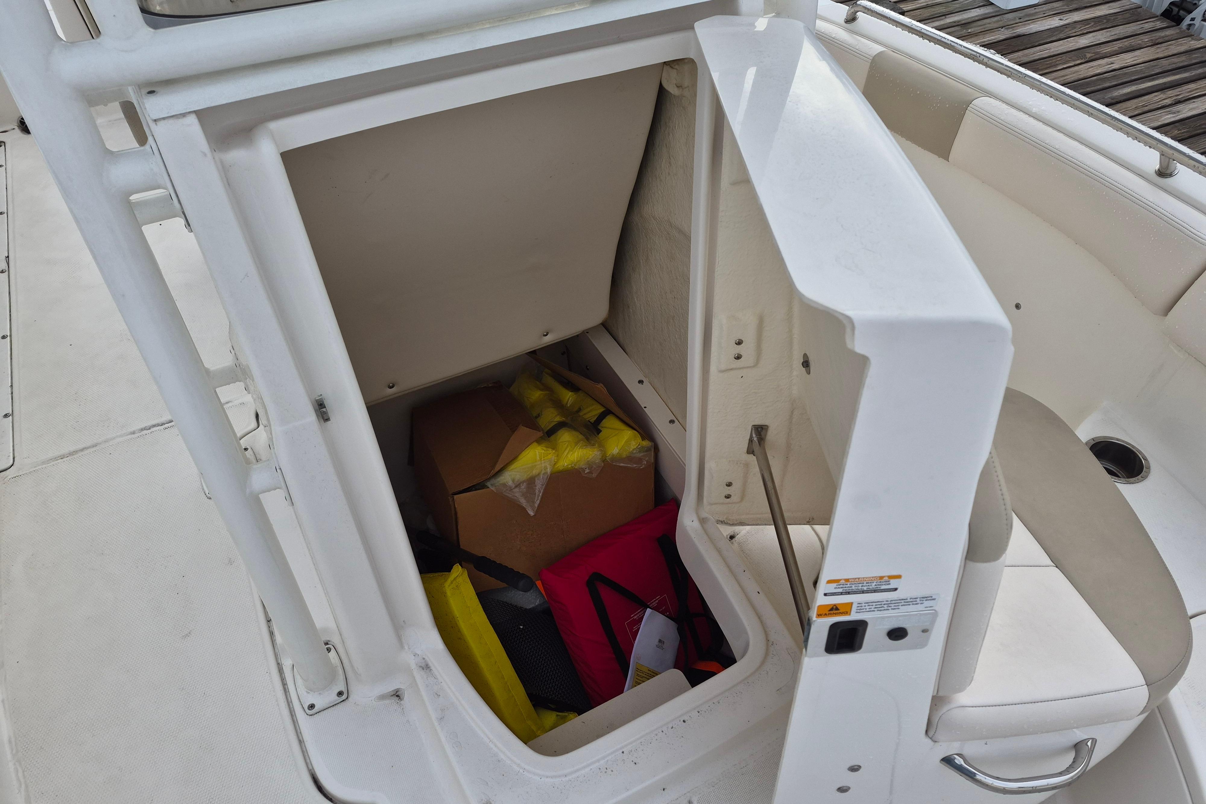 2017 Robalo R222 Center Console - Image 13