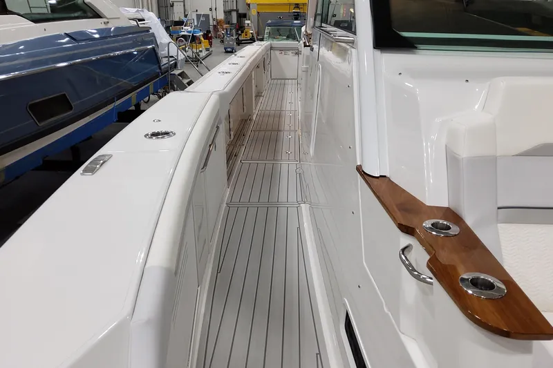  Yacht Photos Pics 2026 Formula 457 Center Console Fish boat interior with sleek design and wood accents.