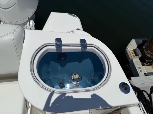  Yacht Photos Pics 2023 Regal 33 SAV boat livewell with clear lid and blue interior.