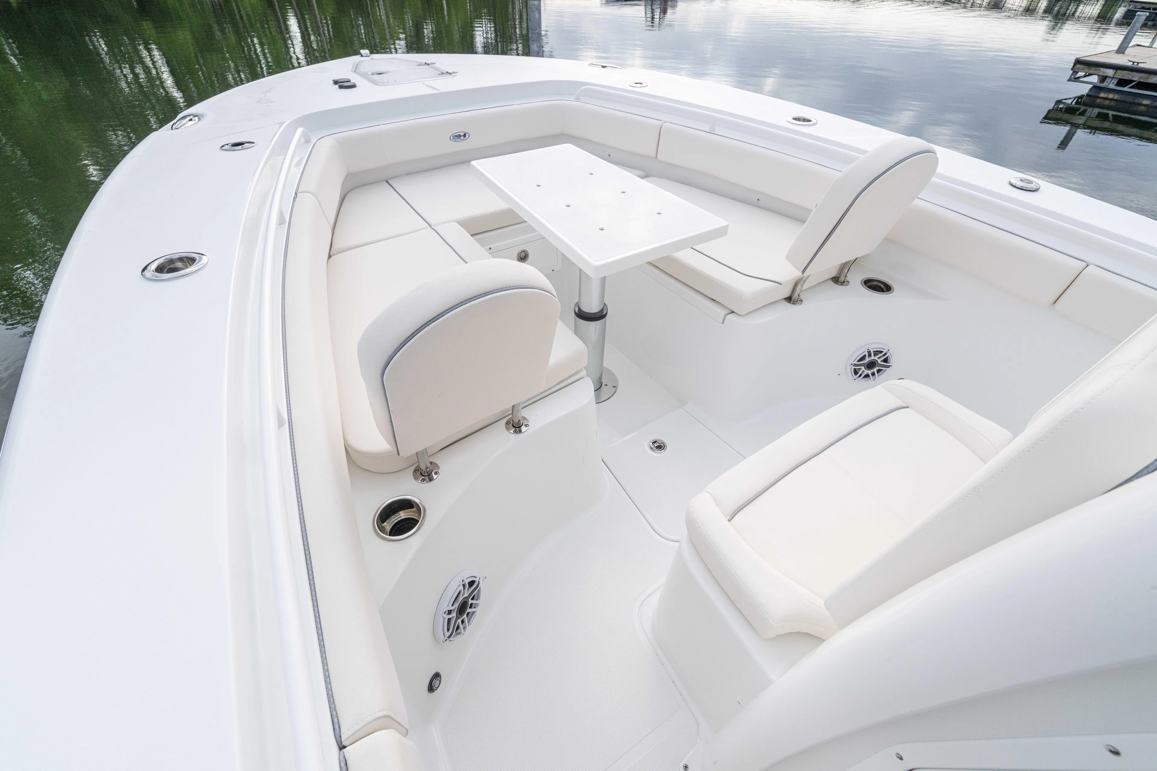  Yacht Photos Pics 2026 Sea Hunt Gamefish 27 Forward Seating with white cushioned seats and table.