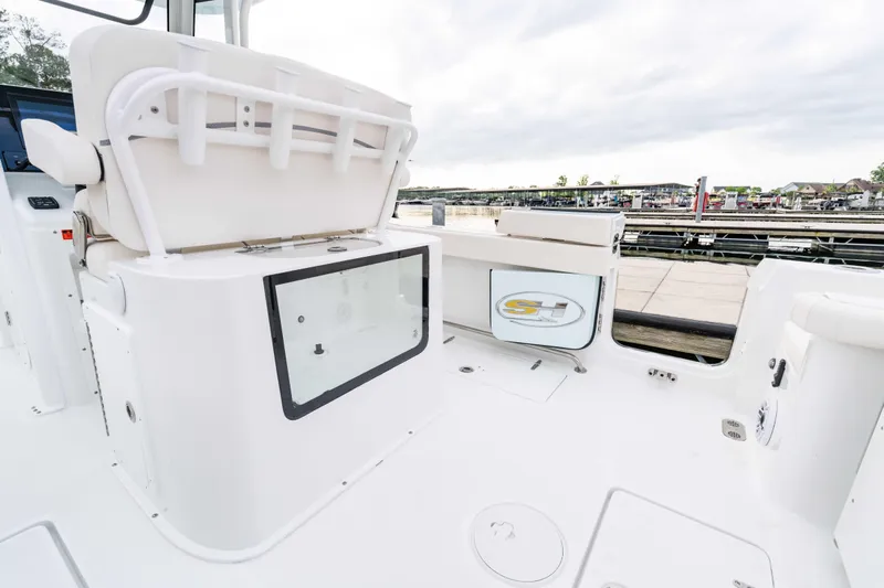  Yacht Photos Pics 2026 Sea Hunt Gamefish 27 Forward Seating boat interior with seating and storage.