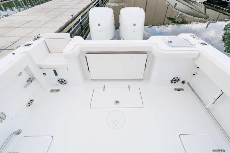  Yacht Photos Pics 2026 Sea Hunt Gamefish 27 boat interior with forward seating and twin engines.