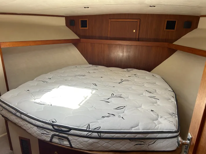 No Slack Yacht Photos Pics 2002 Albemarle 410 Express Fisherman cabin with a comfortable bed and wooden interior.
