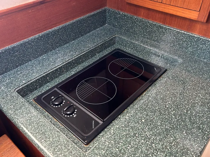 No Slack Yacht Photos Pics Built-in stovetop on Albemarle 410 Express Fisherman, 2002 model, with green speckled countertop.