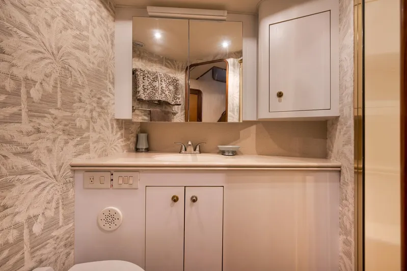 Positive Attitude Yacht Photos Pics Ocean 57 Positive Attitude - Interior Head