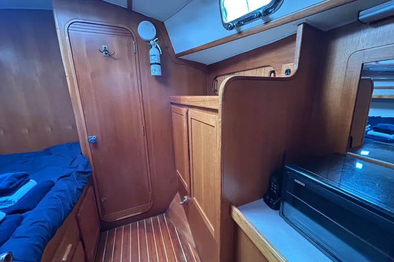 Harriet Tubman Yacht Photos Pics Cozy 2002 Caliber 40 yacht cabin with wooden interior and blue bedding.