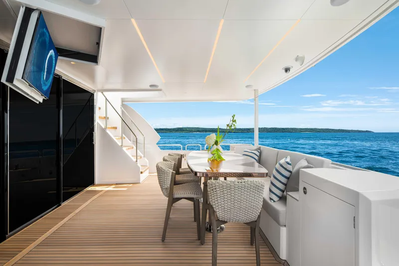 Horizon Fd80-617 / Now Available Yacht Photos Pics Luxurious Horizon FD80 yacht deck with dining area, ocean view, and modern design, 2026 model.