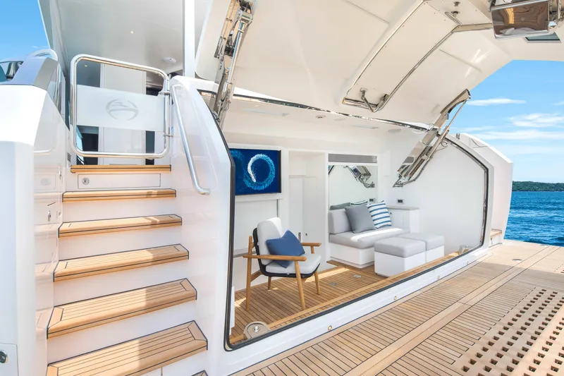 Horizon Fd80-617 / Now Available Yacht Photos Pics Luxurious Horizon FD80 yacht interior with modern seating, wooden flooring, and ocean view, 2026 model.