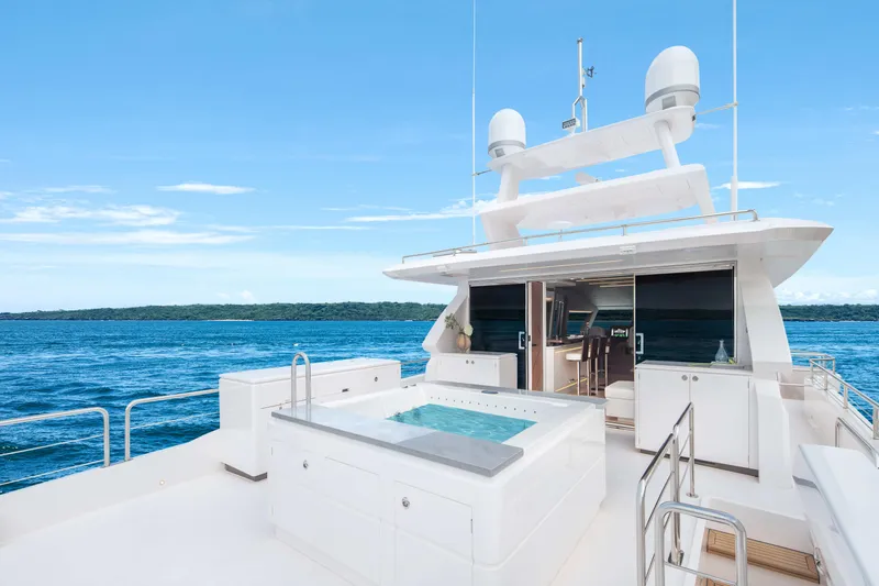 Horizon Fd80-617 / Now Available Yacht Photos Pics Luxurious Horizon FD80 yacht with jacuzzi, ocean view, and modern design, 2026 model.