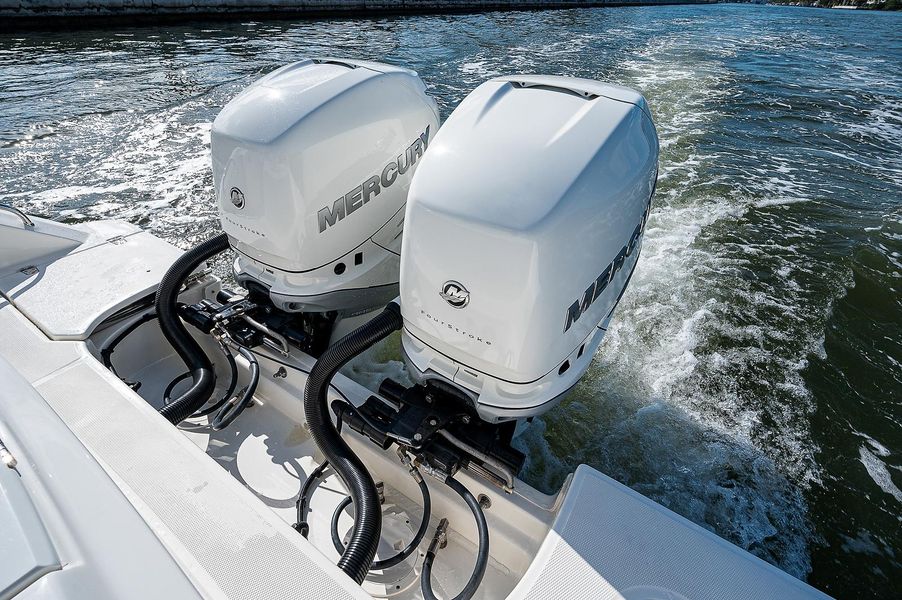 2018 Boston Whaler 330