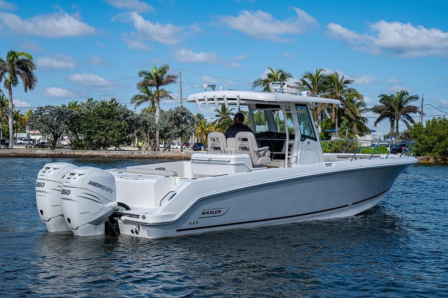 2018 Boston Whaler 330