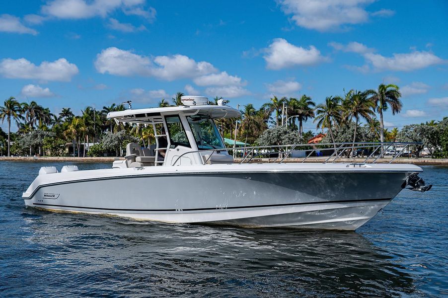 2018 Boston Whaler 330