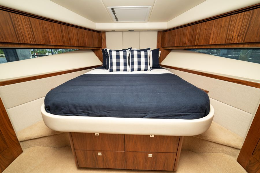 2017 Riviera 4800 Sport Yacht