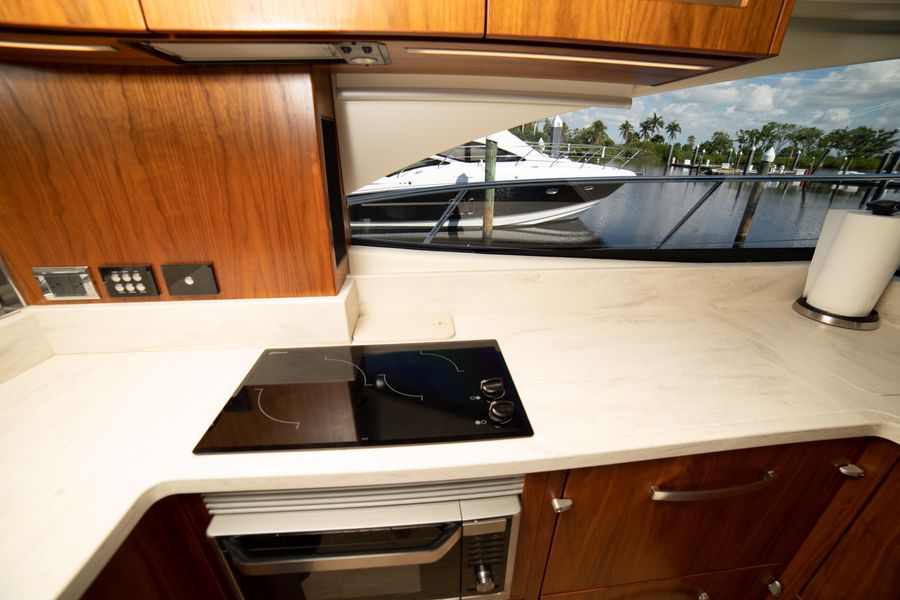 2017 Riviera 4800 Sport Yacht