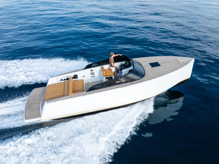 R01 Yacht Photos Pics 
