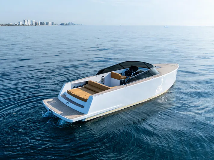 R01 Yacht Photos Pics 
