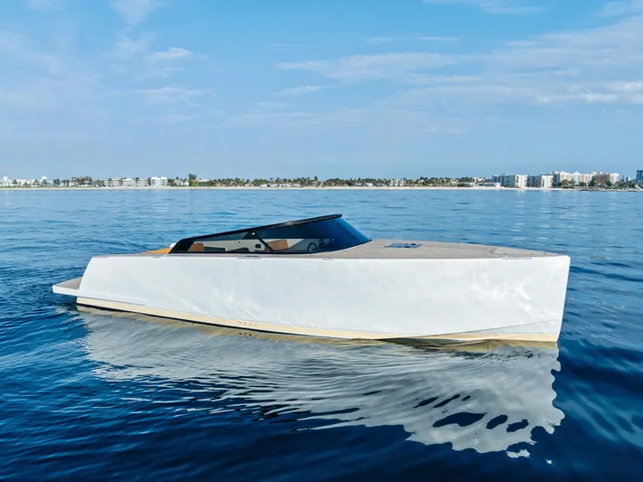 R01 Yacht Photos Pics 