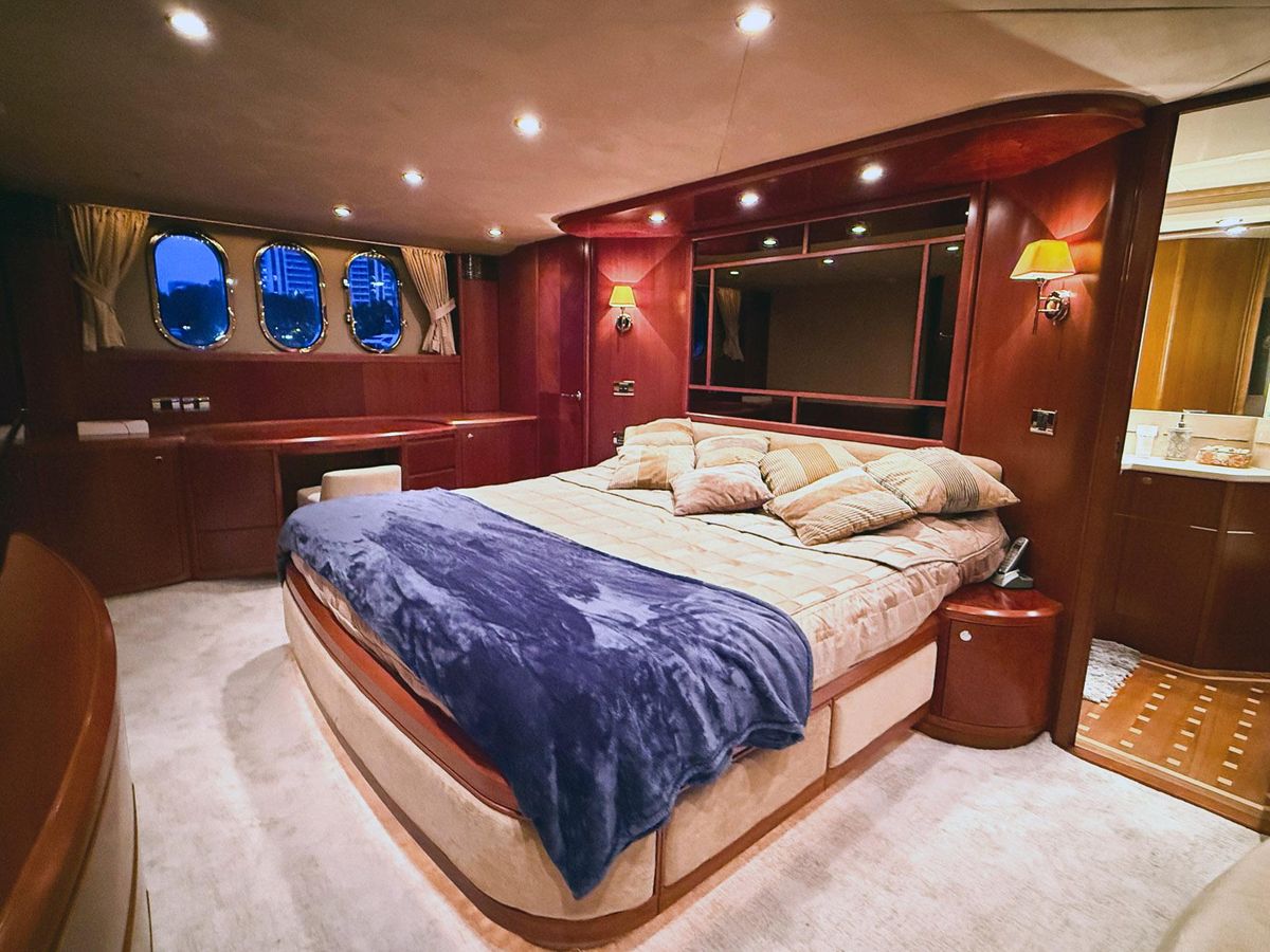 2007 Princess 74 