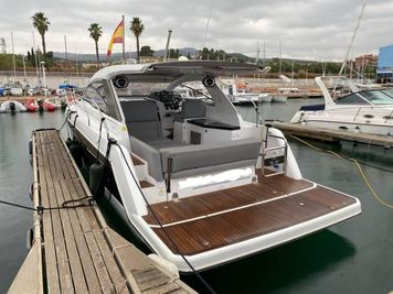 2016 Sealine S330