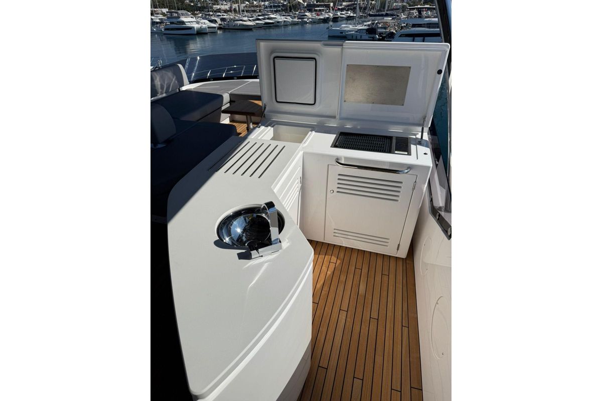2025 Sunseeker 77 