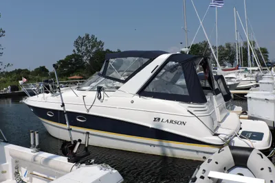 Larson Cabrio 330 Mid Cabin