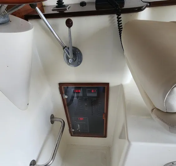 Stardust Yacht Photos Pics Hinckley Picnic Boat 1996 interior with control panel and throttle lever.