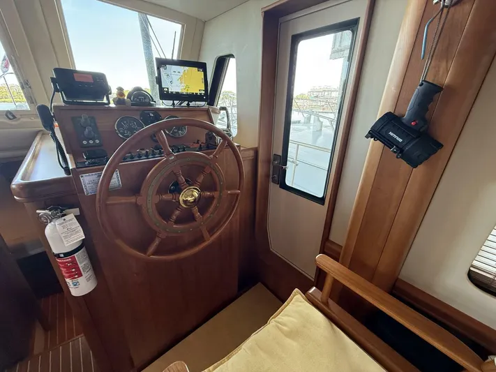  Yacht Photos Pics 2006 Mainship Trawler - Image 30