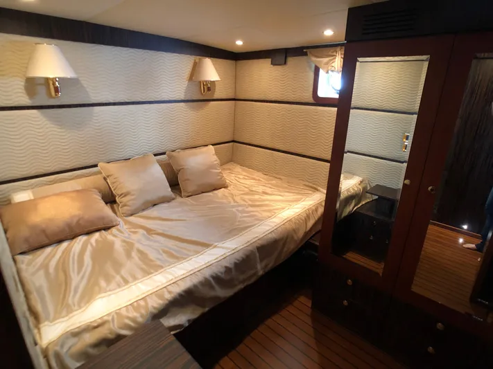 Atl 953 Yacht Photos Pics Luxurious bedroom in a 1991 Custom 23m Epoxy Hull yacht with elegant decor.
