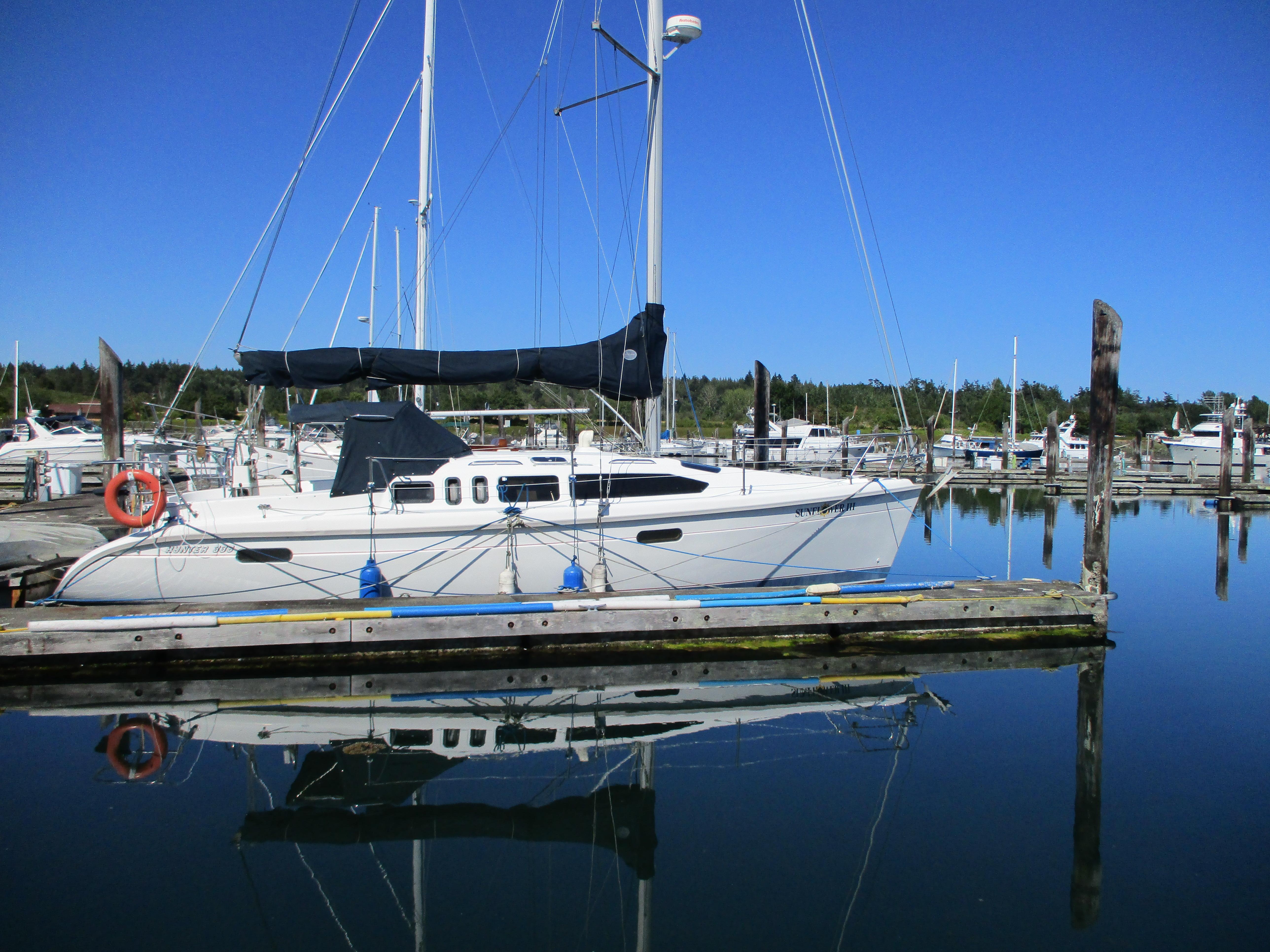 1995 Hunter 336 sailboat docked in calm marina.