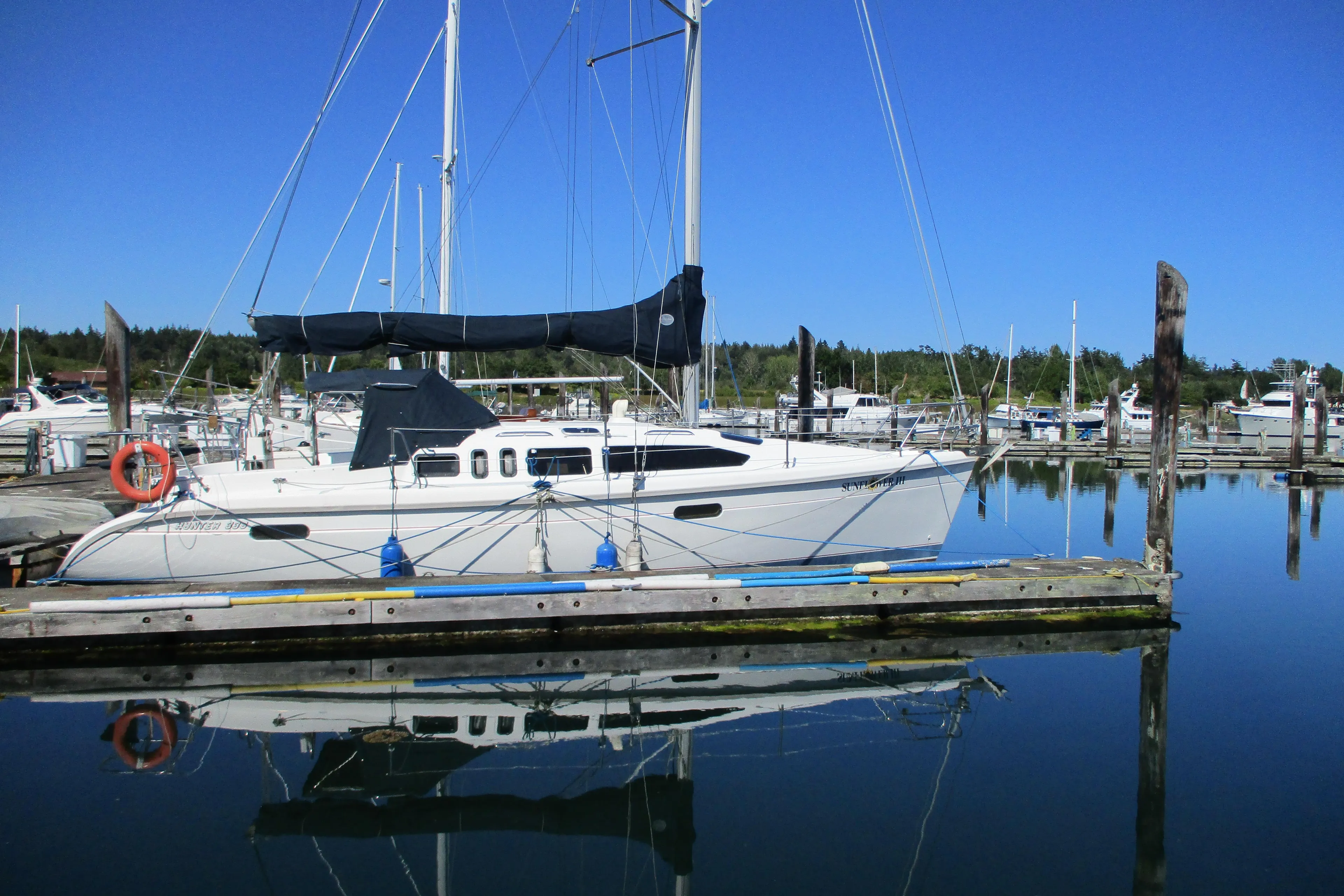 1995 Hunter 336 sailboat docked in calm marina.