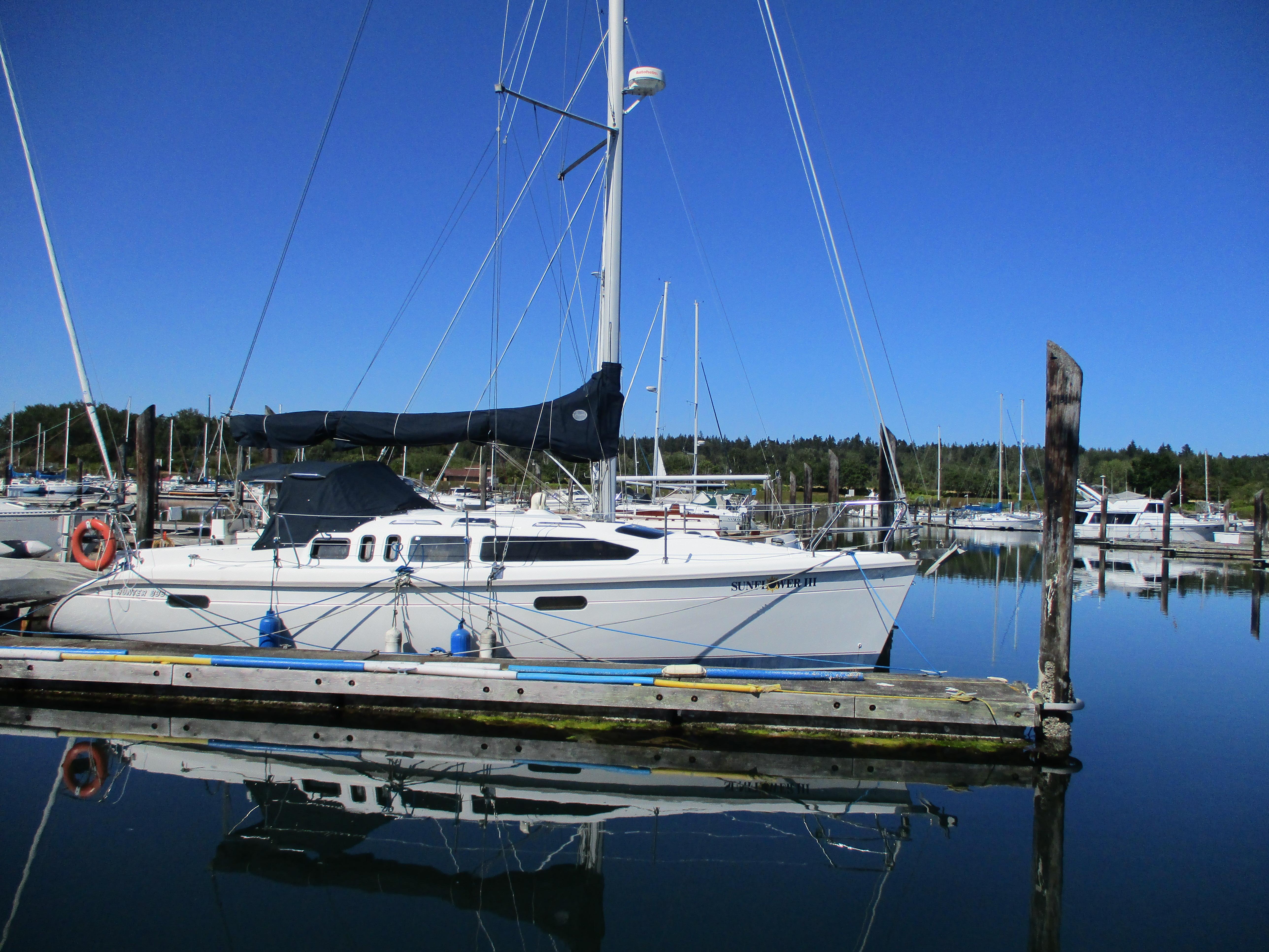 1995 Hunter 336 sailboat docked in a marina.