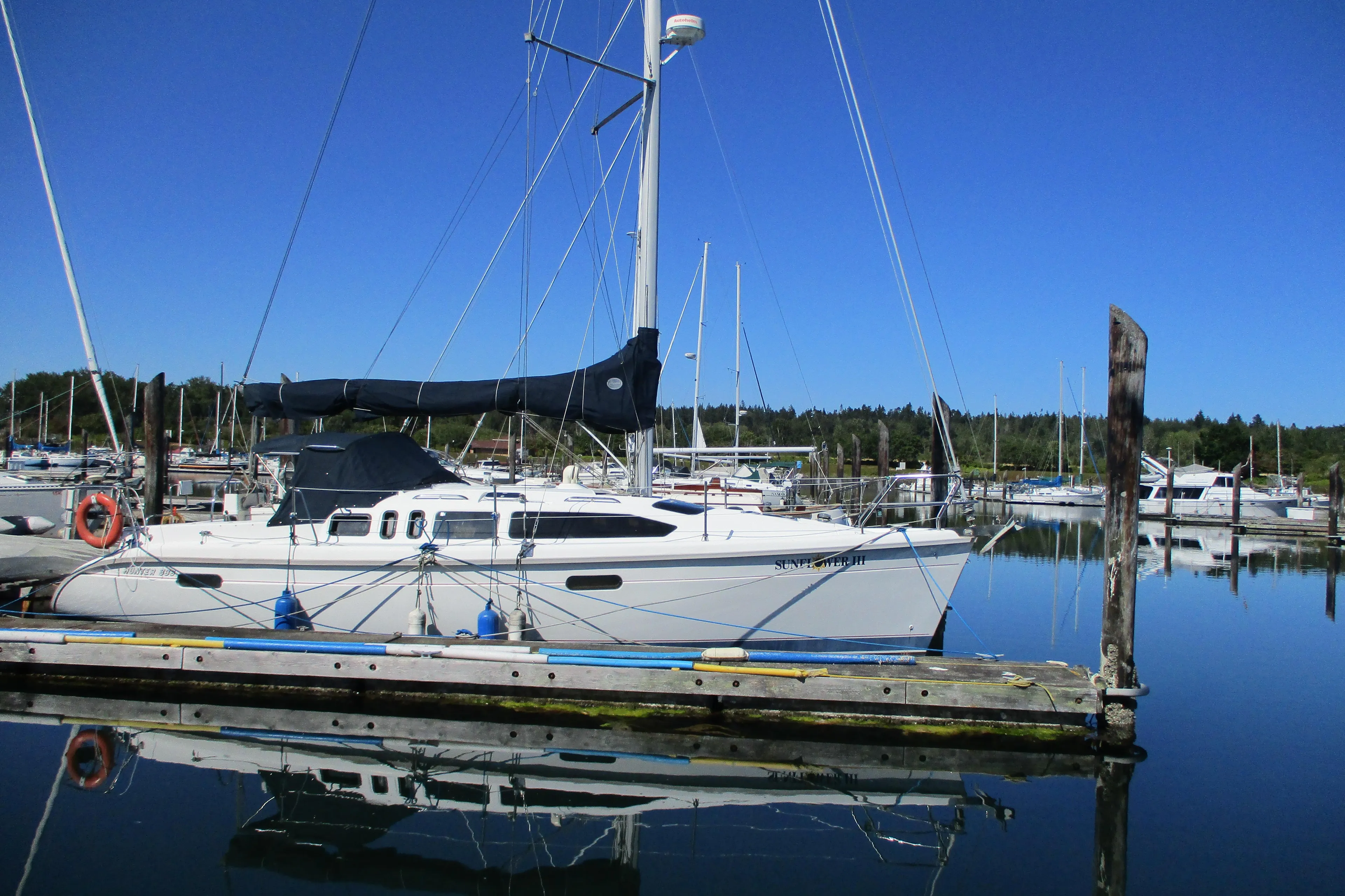 1995 Hunter 336 sailboat docked in a marina.