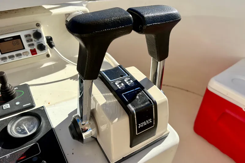 Kronberg Yacht Photos Pics Boat throttle controls on a 1990 Neptunus 145 AC yacht.