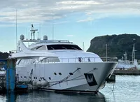 2005 Ferretti Yachts Customline 112