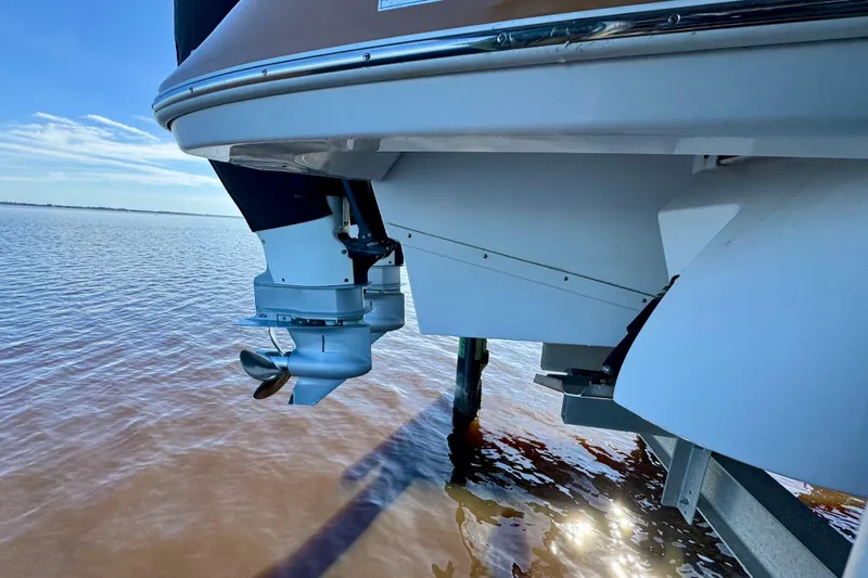  Yacht Photos Pics 2019 Four Winns H350 OB boat engine over water, close-up view.