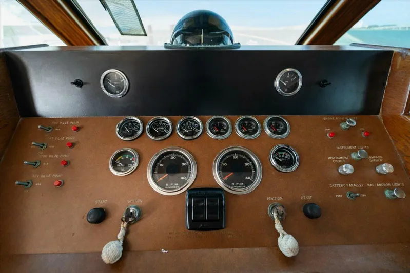 Ting Ting Yacht Photos Pics 1986 Hatteras 53 Classic My - Image 24