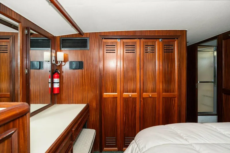 Ting Ting Yacht Photos Pics 1986 Hatteras 53 Classic My - Image 35