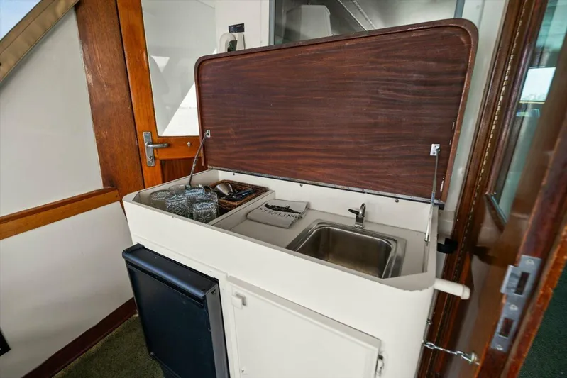 Ting Ting Yacht Photos Pics 1986 Hatteras 53 Classic My - Image 14