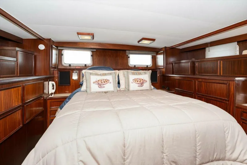 Ting Ting Yacht Photos Pics 1986 Hatteras 53 Classic My - Image 32